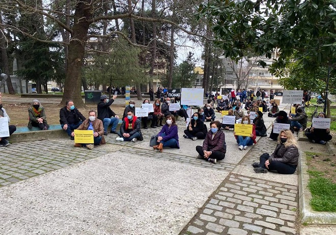 Και στην Κομοτηνή προχώρησαν σε καθιστική διαμαρτυρία για την αστυνομική βία