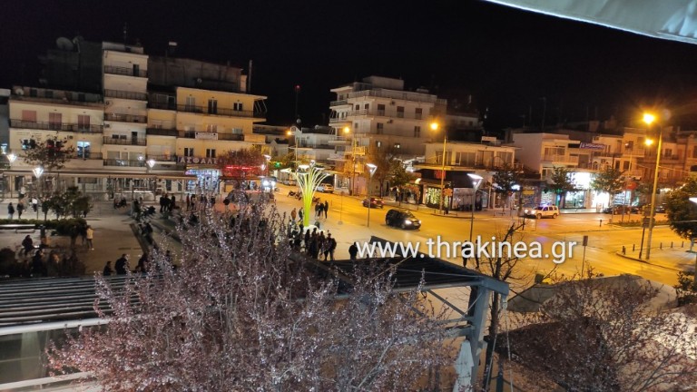 Τώρα: Η αστυνομία προσπαθεί με ηχητικά να απομακρύνει νεαρούς από την πλατεία Ορεστιάδας (βίντεο)