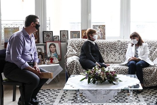 Με τους γονείς της δολοφονημένης Ελένης συναντήθηκε η πρόεδρος της Δημοκρατίας