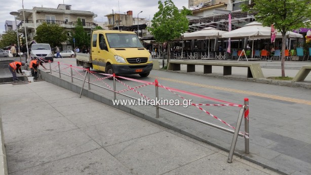 Τι γίνεται με το σπασμένο κάγκελο στην πλατεία Ορεστιάδας;