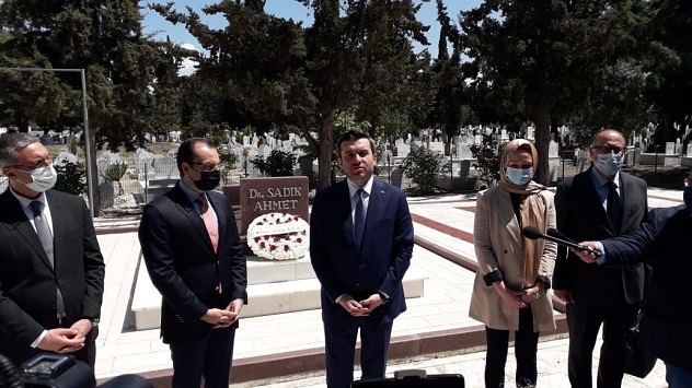 Στεφάνι στον τάφο του Σαδίκ κατέθεσε ο Τούρκος υφυπουργός εσωτερικών