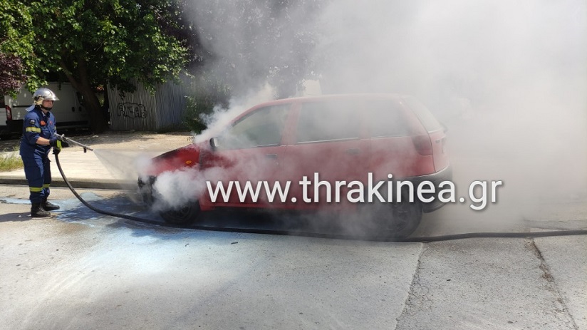 Τώρα: Φωτιά σε αυτοκίνητο στη Μάνδρα