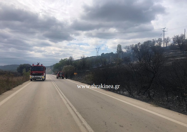 Ρίψεις από ελικόπτερο στη φωτιά στους Αγίου Ακινδύνους