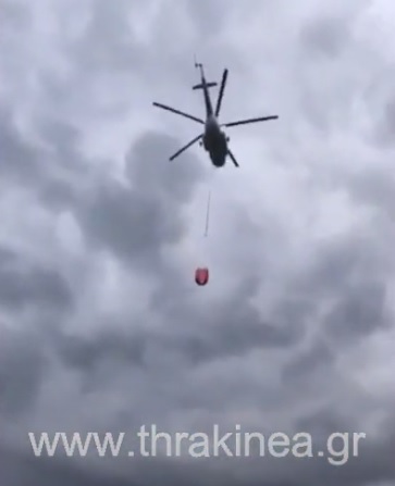Βίντεο: Δείτε το ελικόπτερο να επιχειρεί στη φωτιά των Αγίων Ακινδύνων
