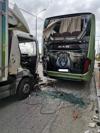 Φέρες: Φορτηγό έπεσε πάνω σε λεωφορείο