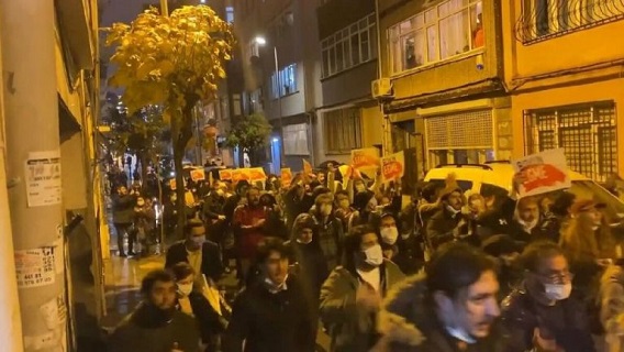 Τουρκία: Στους δρόμους πολίτες για την κατρακύλα της οικονομίας Χτυπούν κατσαρόλες και ζητούν παραίτηση Ερντογάν