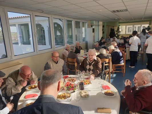 Αλεξανδρούπολη: Η προεδρία της Δημοκρατίας προσέφερε χριστουγεννιάτικα γεύματα σε ηλικιωμένους