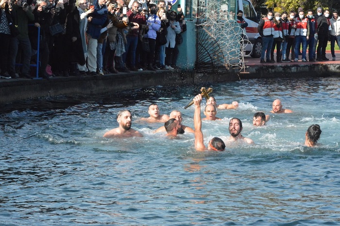 Συγκίνηση: Τούρκος βαπτίστηκε Χριστιανός και έπιασε τον Σταυρό στο Φανάρι