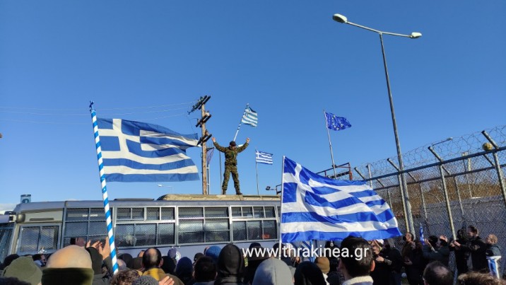 Τα ζει και τα λέει έξω από τα δόντια