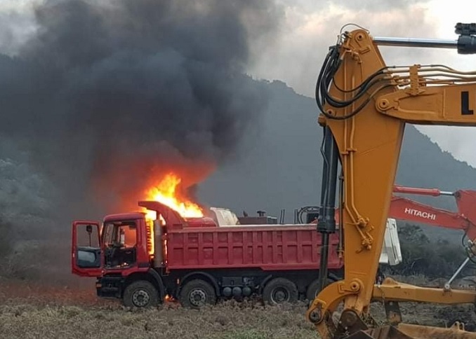 Έκαψαν μηχανήματα για τη νέα δομή στη Λέσβο – Ξεσηκώθηκαν οι κάτοικοι του νησιού