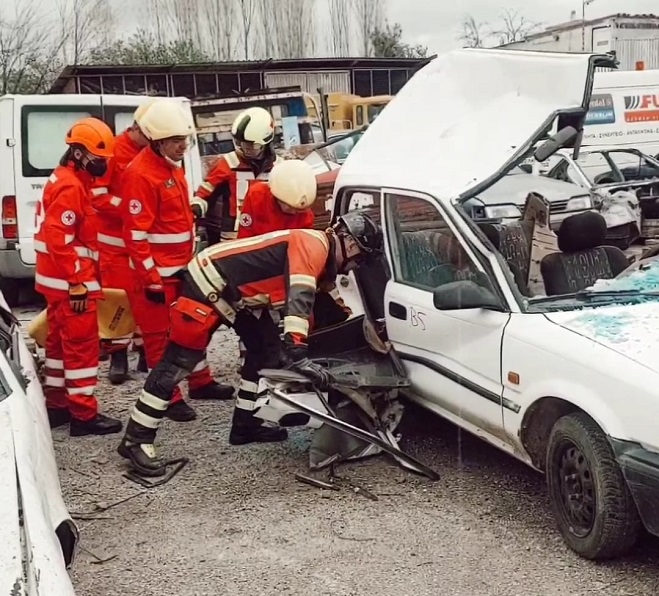 Δεκάδες διασώστες του Ερυθρού Σταυρού σε άσκηση απεγκλωβισμού που πραγματοποιήθηκε στην Κομοτηνή