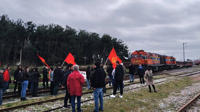 Βίντεο: Μέλη του ΚΚΕ σταμάτησαν τρένα τα οποία μεταφέρουν Νατοϊκά οχήματα