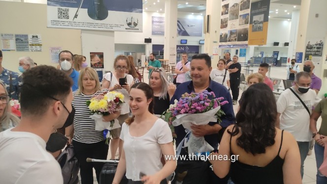 Βίντεο: Θέρμη υποδοχή του Δημοσθένη Μιχαλεντζάκη στο αεροδρόμιο Δημόκριτος