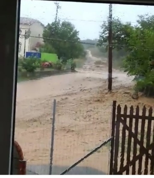 Δρόμοι ποτάμια σε πολλές περιοχές της χώρας