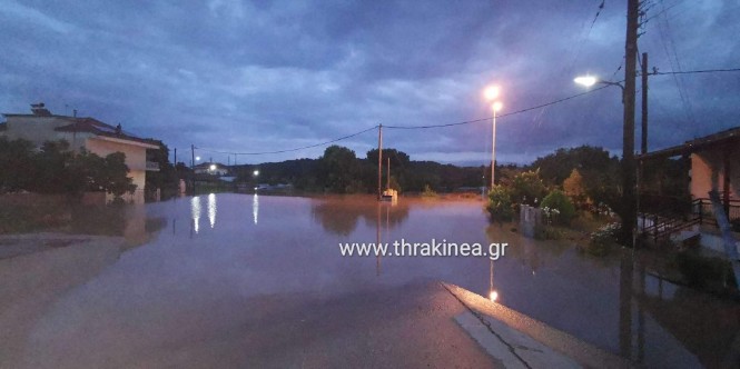 Σε αυλές των σπιτιών νερά – Φούσκωσε το κανάλι του Νεοχωρίου