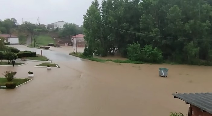 Φούσκωσε ξαφνικά το απόγευμα το ποτάμι στην Κυανή