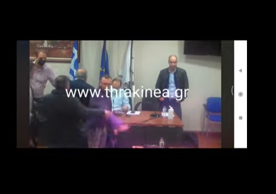 Βίντεο: Απίστευτο παραλίγο σύρραξη στο δημοτικό συμβούλιο Αλεξανδρούπολης – Μπήκαν στη μέση να τους χωρίσουν