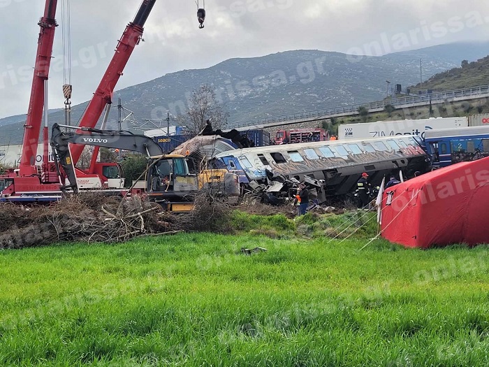 32 νεκροί από σύγκρουση τρένων – Σοκάρουν οι εικόνες