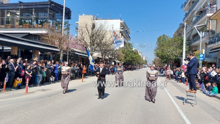 Με την ιστορική Ελληνική σημαία του Κάραγατς άνοιξε η παρέλαση στην Ορεστιάδα