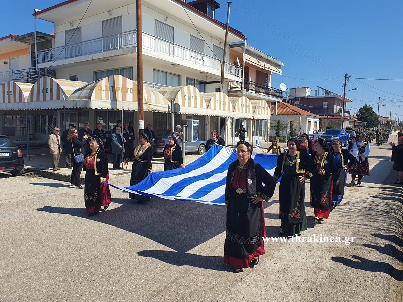 Βίντεο: Συγκίνηση στον Κυπρίνο – Οι γυναίκες του χωριού έκαναν παρέλαση με τις παραδοσιακές φορεσιές τους