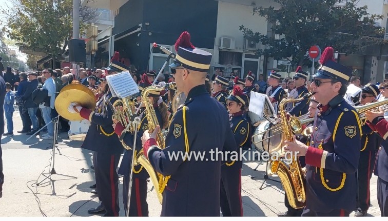 Βίντεο: Η μπάντα του δήμου Ορεστιάδας παιανίζει το Μακεδονία Ξακουστή και καταχειροκροτείται