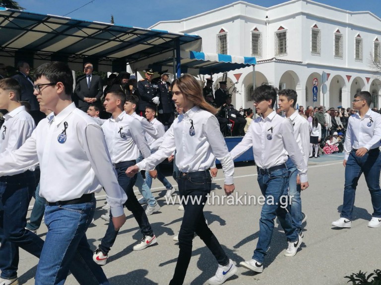 Με μαύρα κορδελάκια μαθητές στην παρέλαση της Κομοτηνής