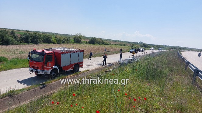 Φωτια σε αυτοκίνητο που βγήκε εκτος δρόμου