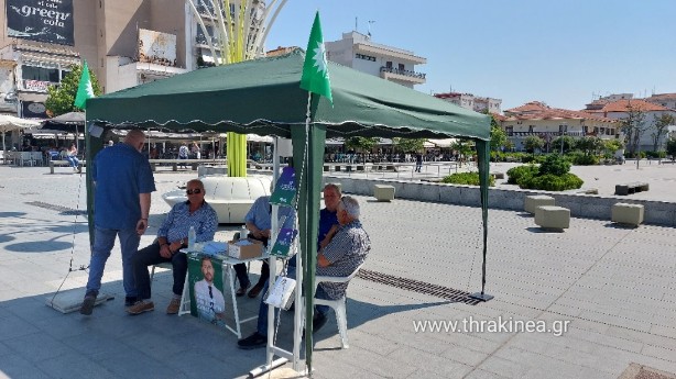 Τα μέλη του ΠΑΣΟΚ- Κινήματος Αλλαγής έστησαν περίπτερο στην Ορεστιάδα