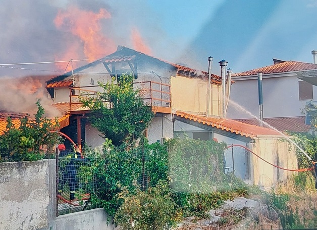 Ηλικιωμένη απεγκλωβίστηκε τελευταία στιγμή από το σπίτι της