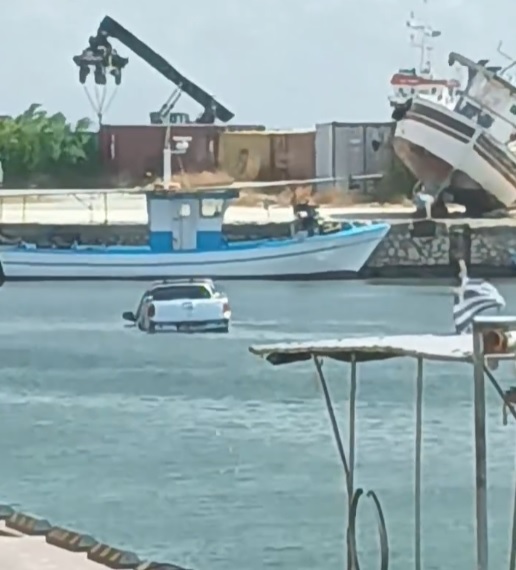 Αυτοκίνητο έκανε βουτιά στο λιμάνι της Αλεξανδρούπολης