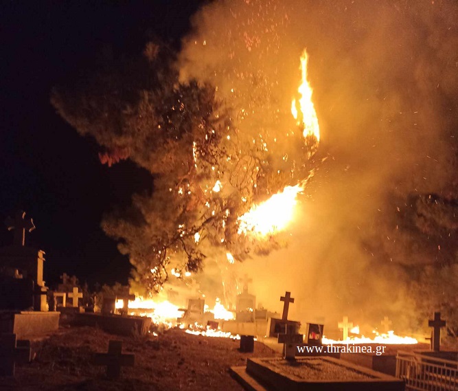 Συγκλονιστικές εικόνες από φωτιά σε νεκροταφείο