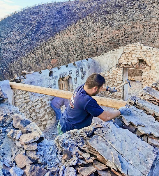 Εθελοντές αποκαθιστούν καμένο ξωκλήσι στον Άβαντα