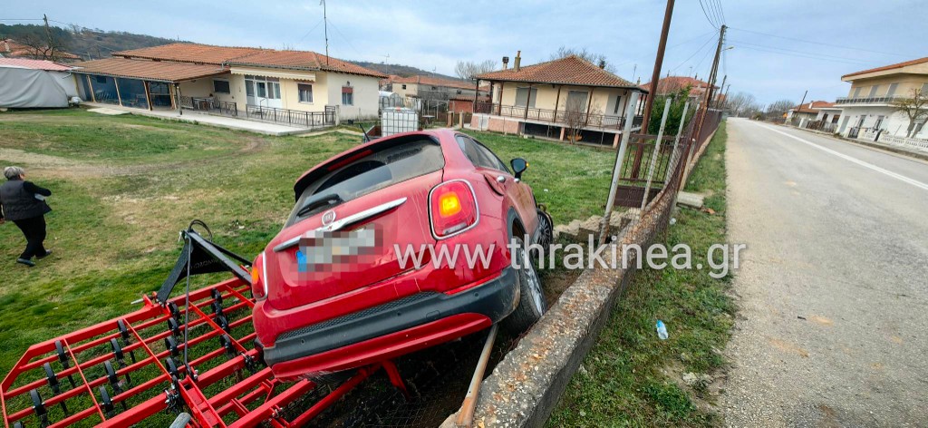 Αυτοκίνητο που οδηγούσε διακινητής κατέληξε σε αυλή