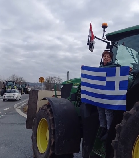 Ορεστιάδίτες σήκωσαν την ελληνική σημαία στις κινητοποιήσεις Γερμανών αγροτών
