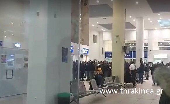 «Έφοδος» αγροτών στο αεροδρόμιο Αλεξανδρούπολης για τον Αυγενάκη