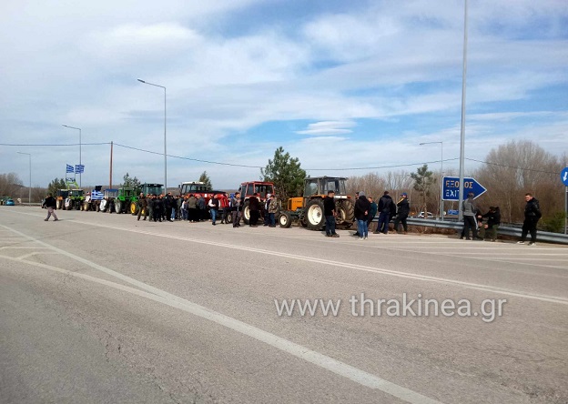 Την παραμονή στο μπλόκο των Καστανεών αποφάσισαν οι αγρότες