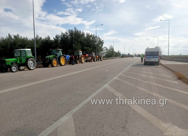 Ξεκίνησε η συγκέντρωση τρακτέρ στον κόμβο Καστανεών