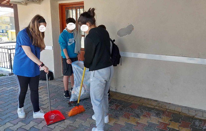 Μαθητές καθάρισαν την πλατεία του χωριού που επισκέφτηκαν
