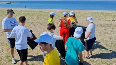 Μαθητές του Ειδικού Σχολείου Αλεξανδρούπολης καθάρισαν την παραλία στην ανάπλαση κάτω από τον Φάρο – φωτογραφίες