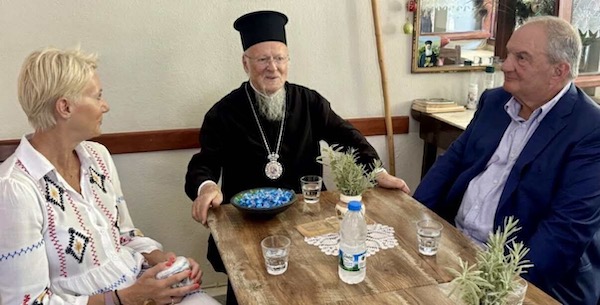 Στην Ίμβρο ο Κώστας Καραμανλής – Τον υποδέχτηκε ο κ.κ. Βαρθολομαίος Στην Ίμβρο ο Κώστας Καραμανλής – Τον υποδέχτηκε ο κ.κ. Βαρθολομαίος