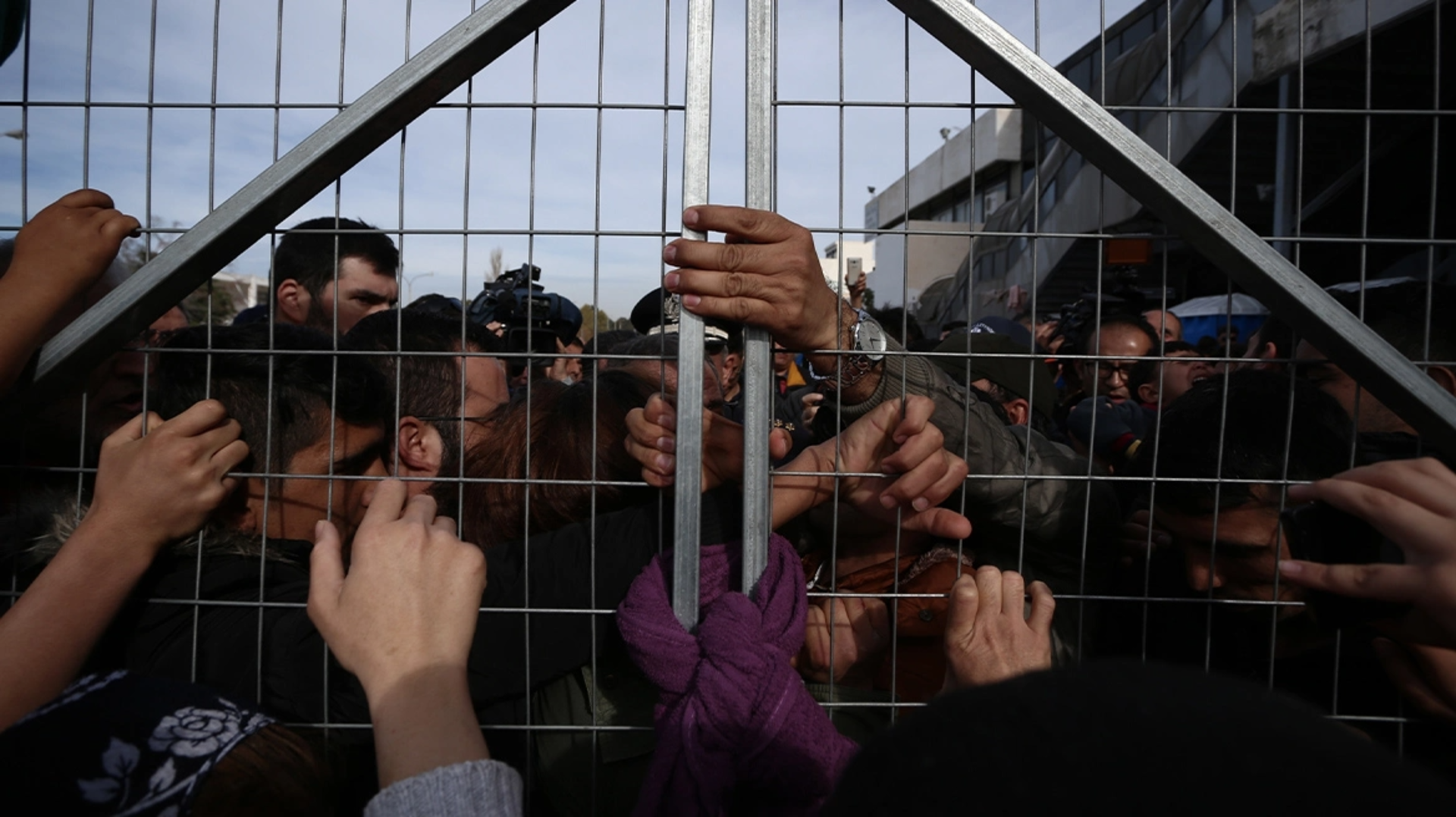 Εξέγερση σε δομή μεταναστών στις Σέρρες – Τουλάχιστον 25 προσαγωγές, δύο αστυνομικοί τραυματίες Εξέγερση σε δομή μεταναστών στις Σέρρες – Τουλάχιστον 25 προσαγωγές, δύο αστυνομικοί τραυματίες