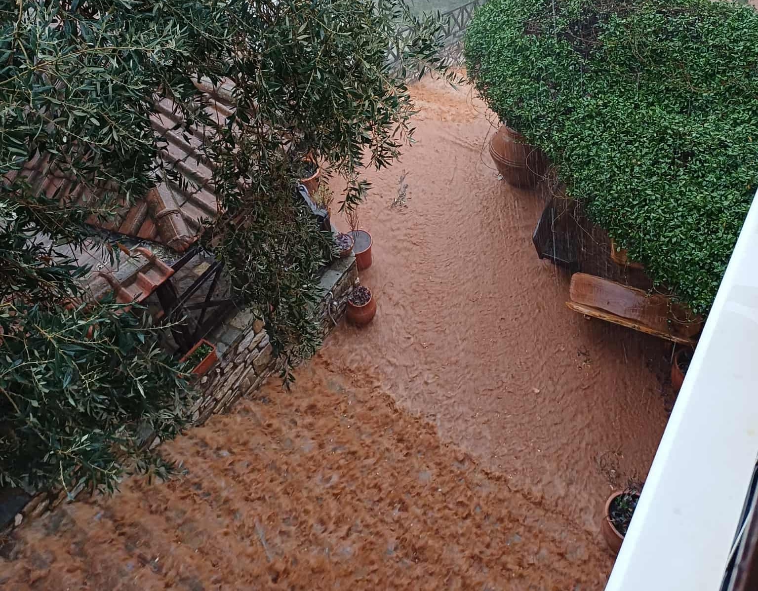 Θάσος: σοβαρά προβλήματα από την κακοκαιρία Adel: Πλημμύρες και καθιζήσεις Θάσος: σοβαρά προβλήματα από την κακοκαιρία Adel: Πλημμύρες και καθιζήσεις