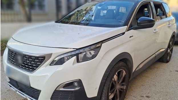 Έβρος: συλλήψεις διακινητών μεταναστών που είχαν κλεμμένο όχημα και πλαστές πινακίδες – μετέφεραν 9 άτομα Έβρος: συλλήψεις διακινητών μεταναστών που είχαν κλεμμένο όχημα και πλαστές πινακίδες – μετέφεραν 9 άτομα