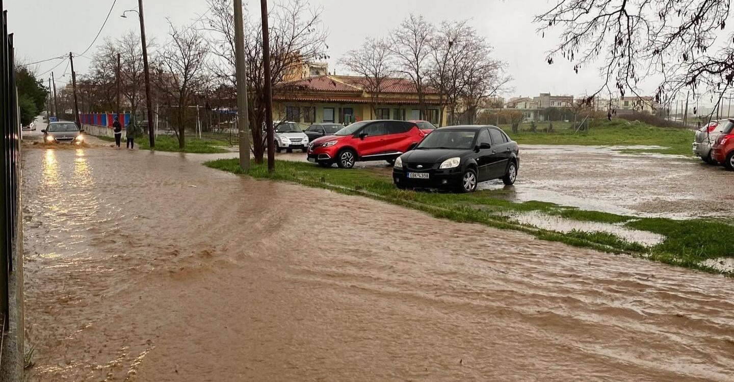 Προβλήματα στον Έβρο λόγω κακοκαιρίας: Ζημιές σε δρόμους, κλειστά σχολεία, διακοπές νερού