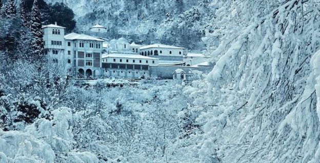 Σαν εικόνα από παραμύθι η χιονισμένη Ιερά Μονή Εικοσιφοίνισσας