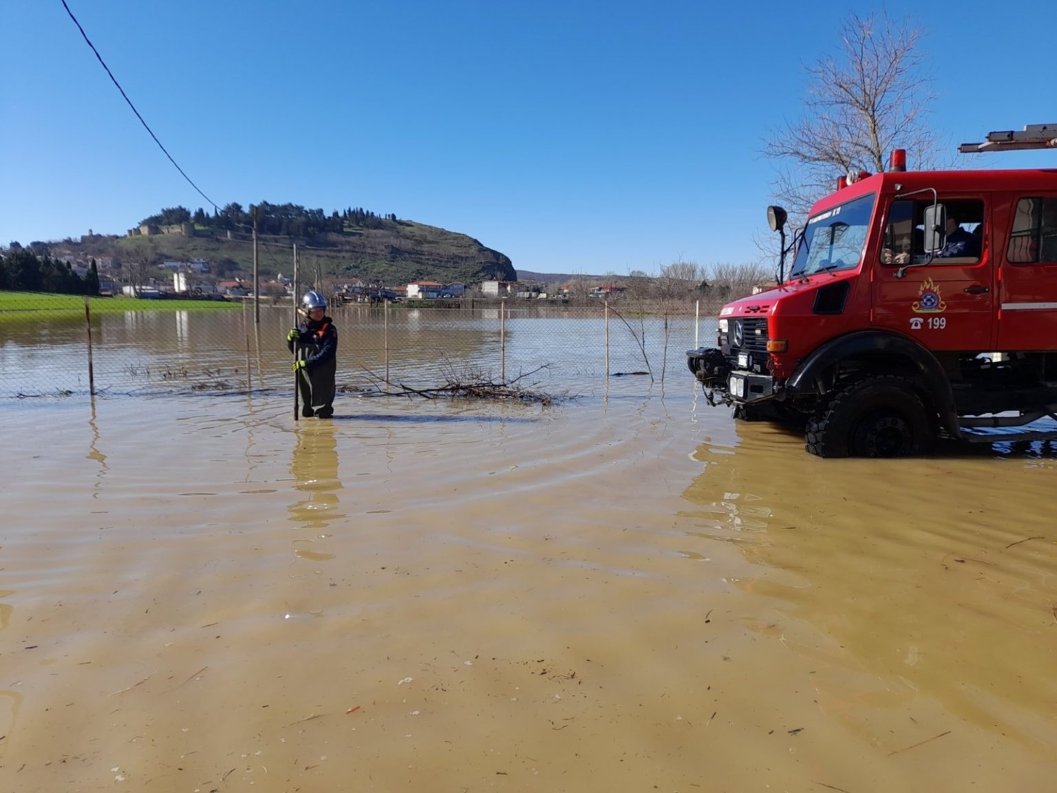 Διδυμότειχο: Επιχείρηση απεγκλωβισμού οικογένειας από το σπίτι της που «βούλιαξε» στο νερό Διδυμότειχο: Επιχείρηση απεγκλωβισμού οικογένειας από το σπίτι της που «βούλιαξε» στο νερό