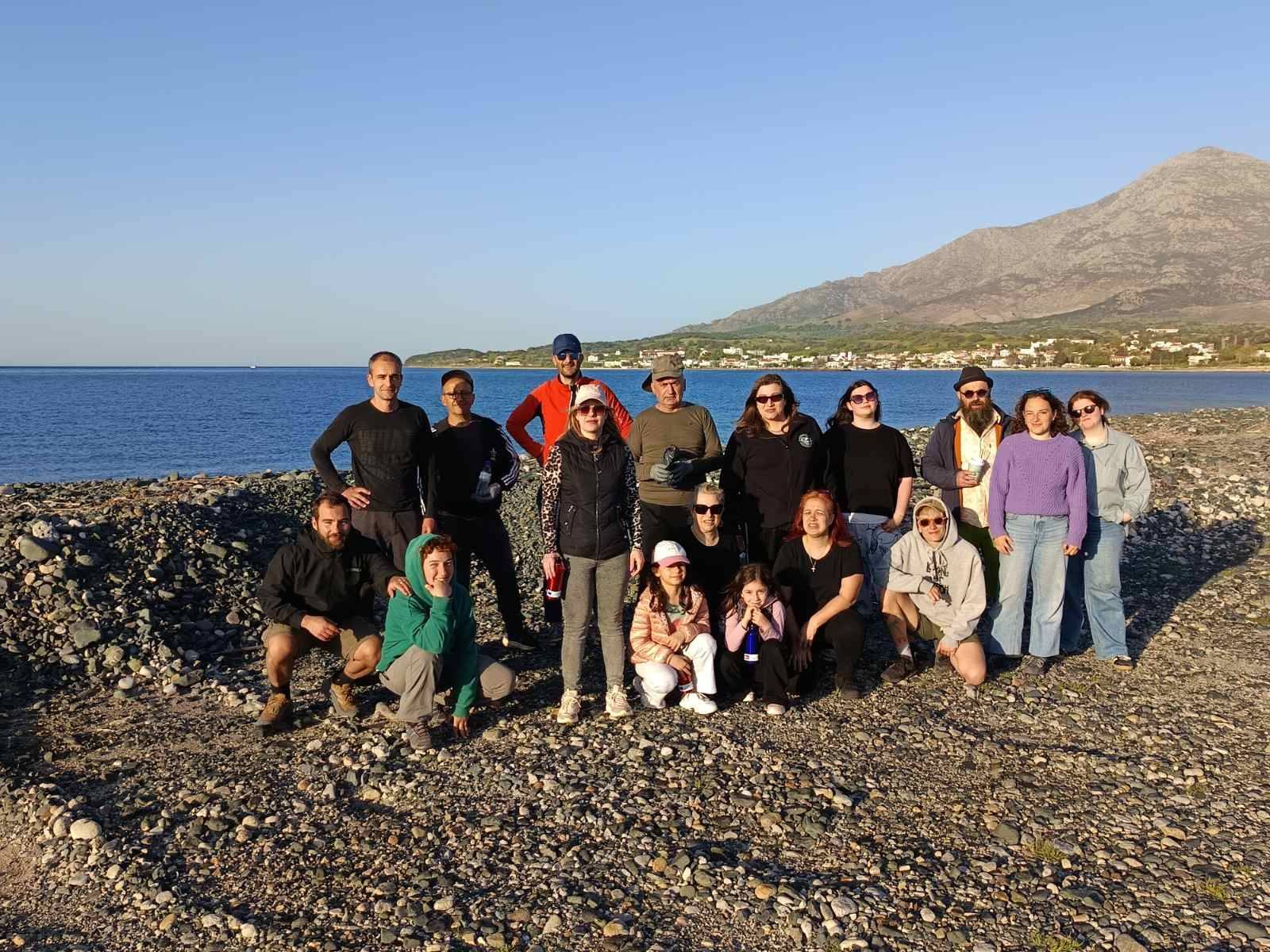 Σαμοθράκη: εθελοντές καθάρισαν την ακτή από το λιμάνι της Καμαριώτισσας έως το Ακρωτήρι