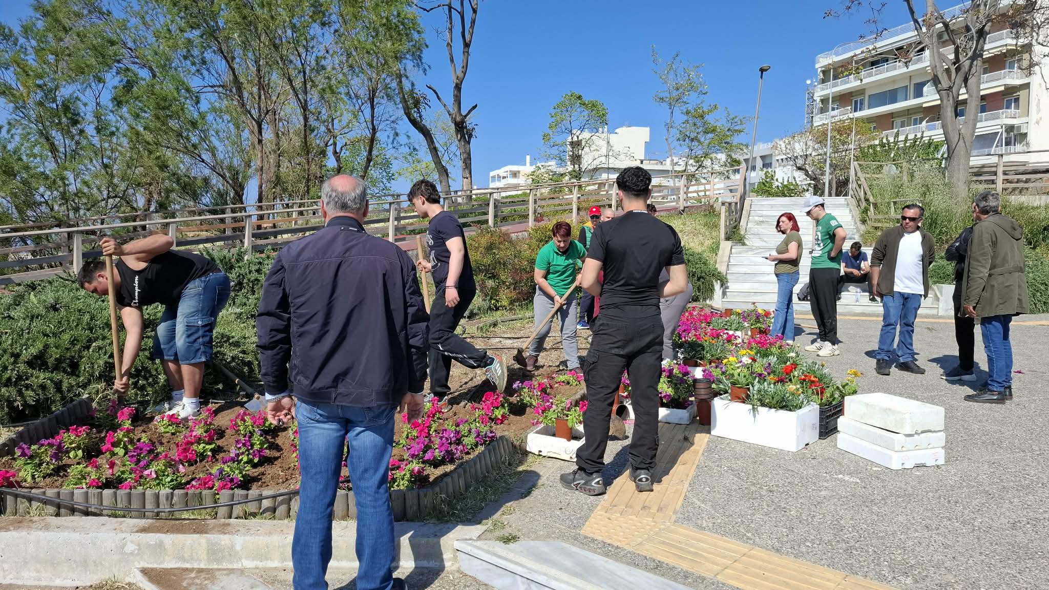 Eκπαιδευτικοί του ΕΝΕΕΓΥΛ και του 2ου ΕΠΑΛ Αλεξανδρούπολης φύτεψαν λουλούδια