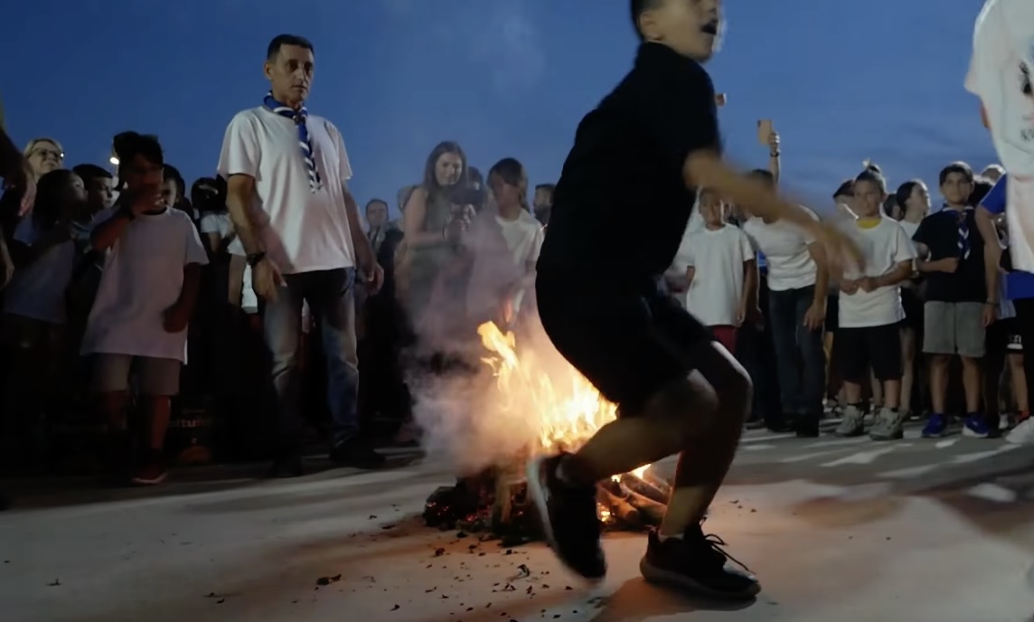 Φωτιές στα μαγιάτικα στεφάνια για τον Άη Γιάννη στην Αλεξανδρούπολη Φωτιές στα μαγιάτικα στεφάνια για τον Άη Γιάννη στην Αλεξανδρούπολη
