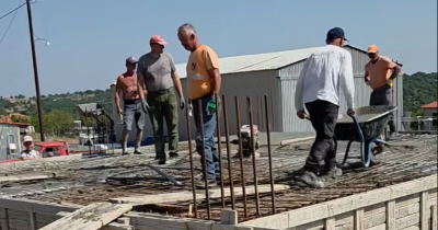 Συγκίνηση στη Ρούσσα του Έβρου με κατοίκους που χτίζουν σπίτι για μία νέα οικογένεια που θέλει να ζήσει εκεί